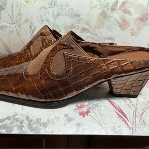 BRONZE  MULES LOOKS LIKE PATIENT LEATHER SHINY CROCODILE STYLE W ELASTIC SIDES
